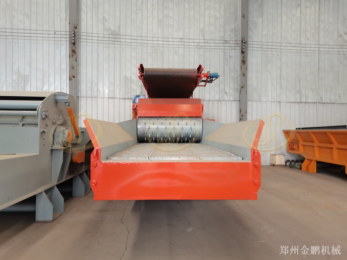 郑州金鹏移动式模板破碎机处理废旧模板的进料与出料流程