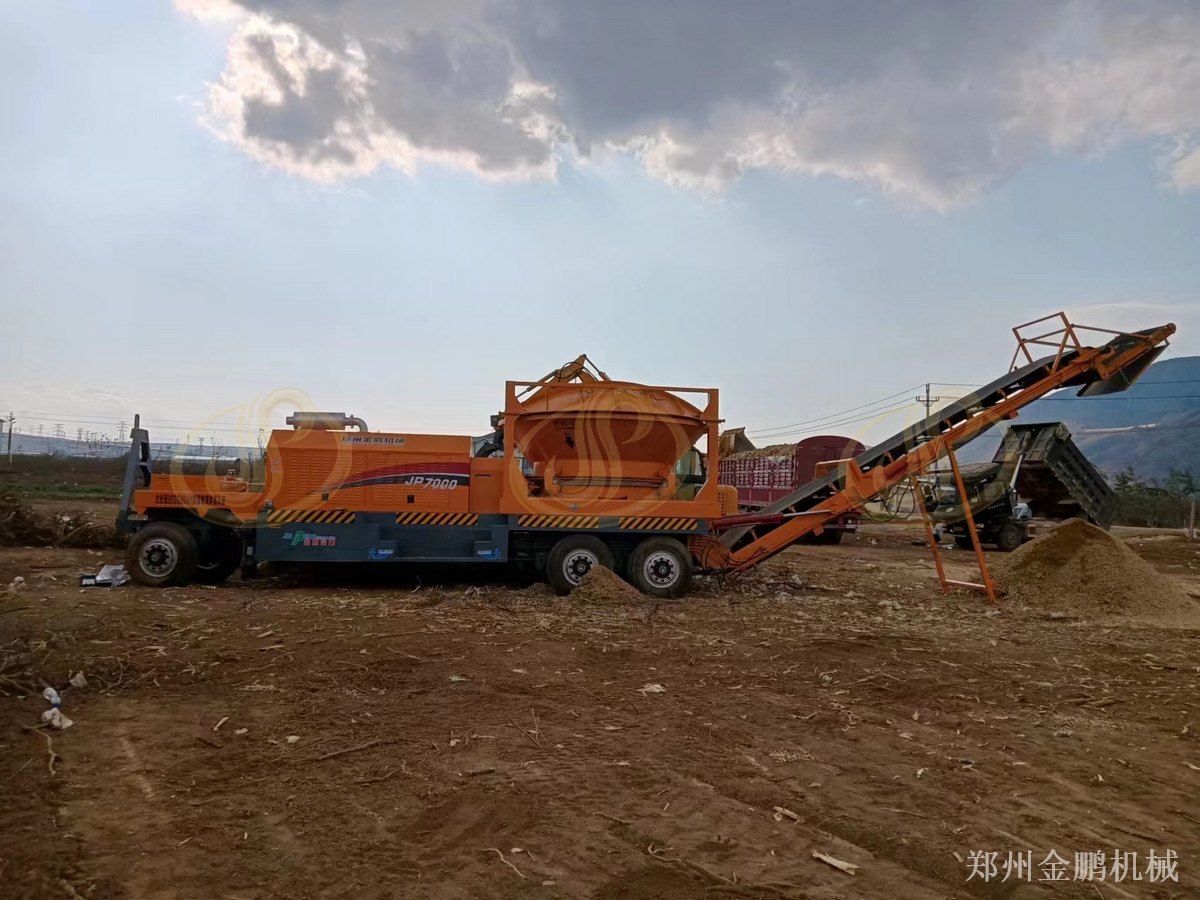 郑州金鹏大型树木粉碎机粉碎树干与废旧模板的后续衔接